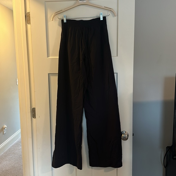 lululemon pull on wind pants with wide leg / slit bottoms - Picture 3 of 4